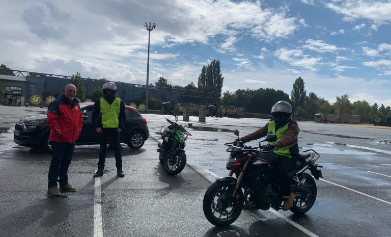 Un instructeur auto-école et deux élèves qui passent leur permis moto à l'auto-école François 1er sur Cognac
